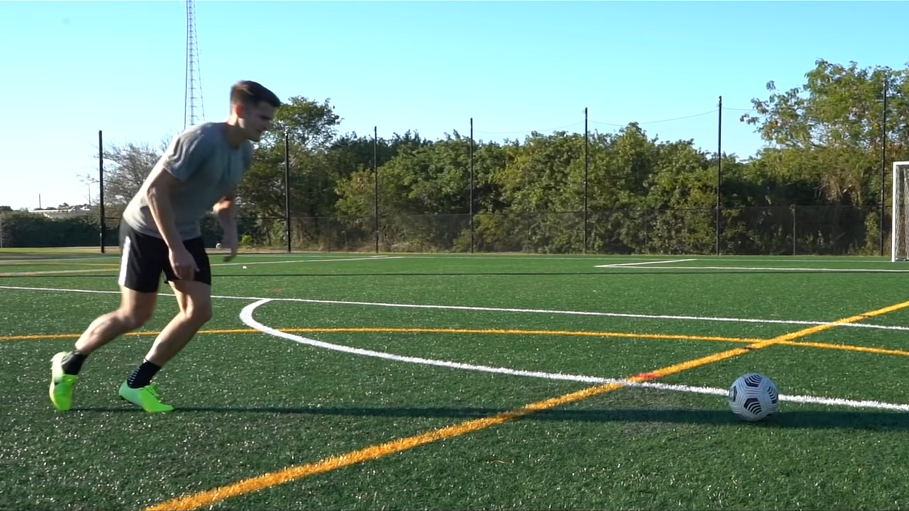 Hướng dẫn kỹ thuật chuyền bóng bổng chuyên sâu cho cầu thủ