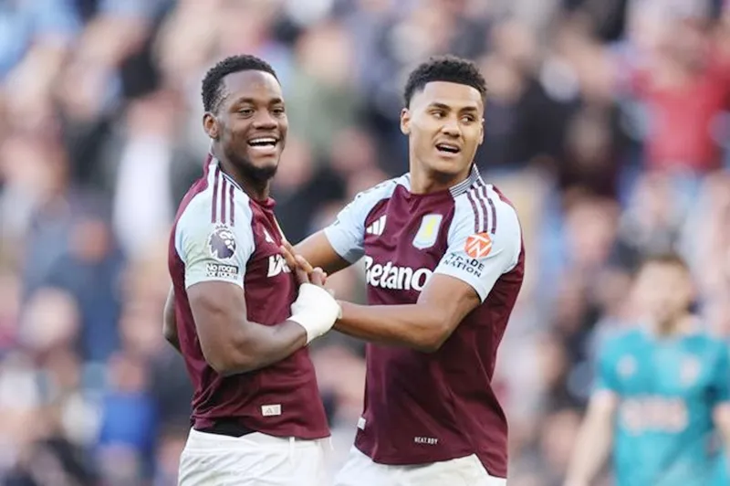 Sự cuồng nhiệt của cổ động viên Aston Villa trên khán đài Villa Park